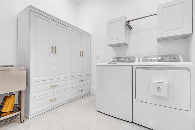 Building Photo - 5320 St Armands Way