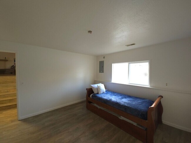 Building Photo - Fully Furnished Home