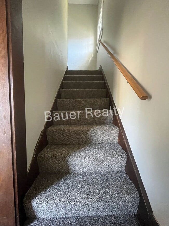 Building Photo - Three Bedroom Home