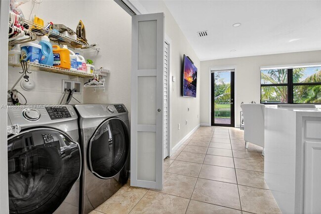 Building Photo - 3616 SE 2nd Dr