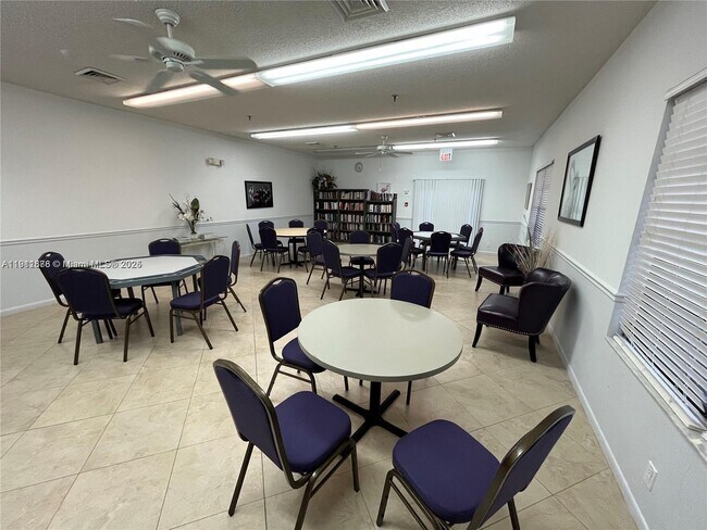 Building Photo - 2230 N Cypress Bend Dr