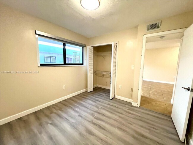 Building Photo - 1340 W 41st St