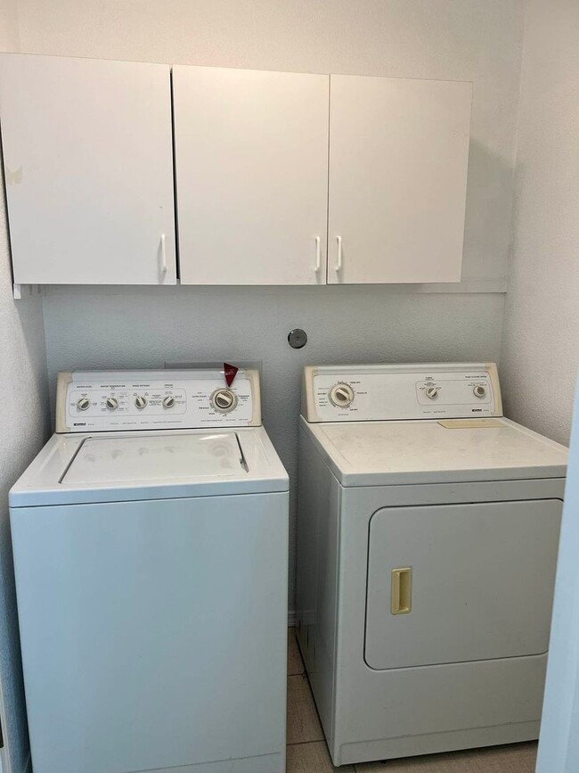 Building Photo - 2 bed 2 bath Townhome with Garage Coming S...