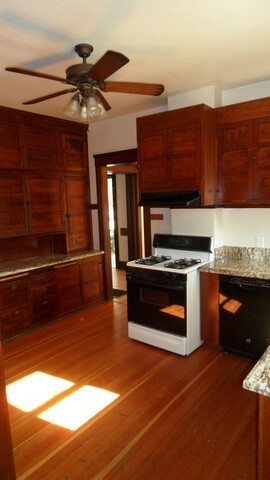 Building Photo - Charming craftsman home located in the hig...