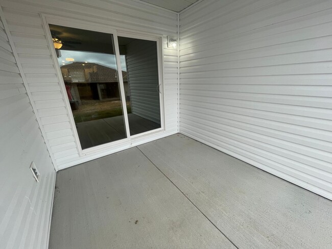 Building Photo - Summer Lease Up Specials - Call for Details -New 2 Bed, 2 Bath with Garage, walk in