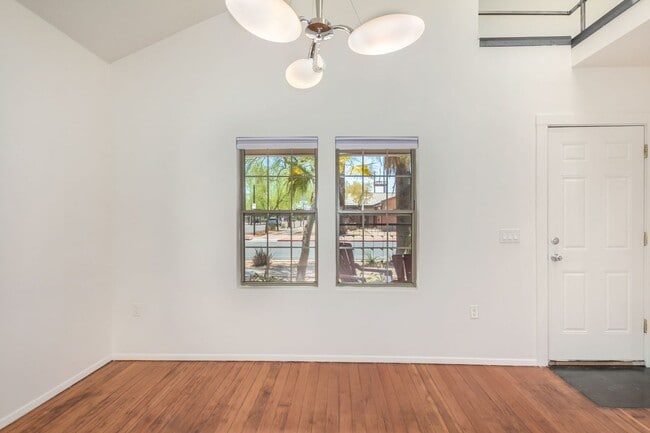 Building Photo - Gorgeous Loft near Roosevelt Row!