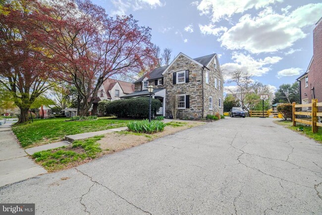 Building Photo - 128 Henley Rd