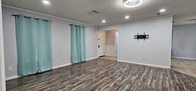 Building Photo - 605 Melbourne Dr