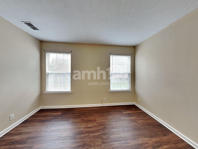 Building Photo - 913 Tom Hailey Blvd