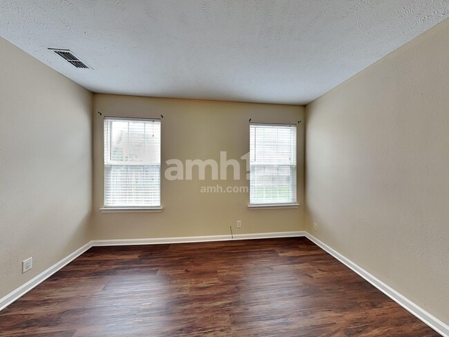 Building Photo - 913 Tom Hailey Blvd