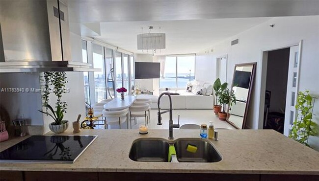 Building Photo - 495 Brickell Ave