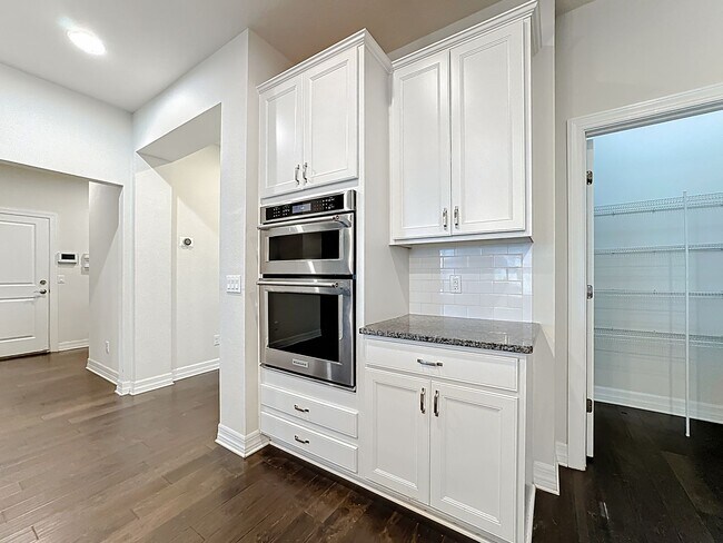 Building Photo - Executive Home with 5 bedrooms / four 1/2 ...