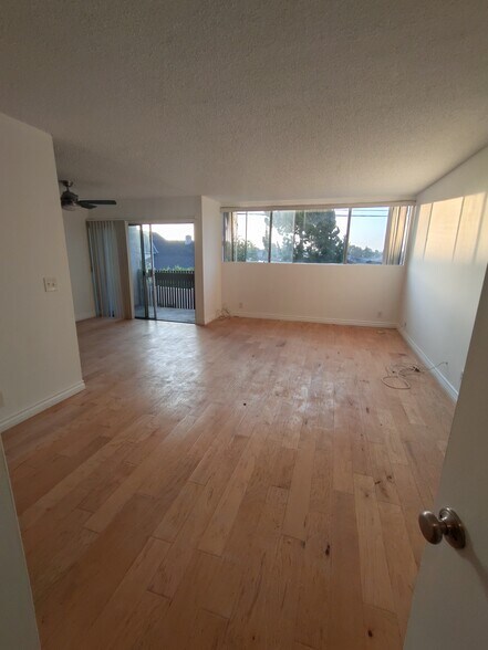 Building Photo - 5950 Canterbury Dr