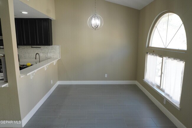 Building Photo - 4614 N Stanton St