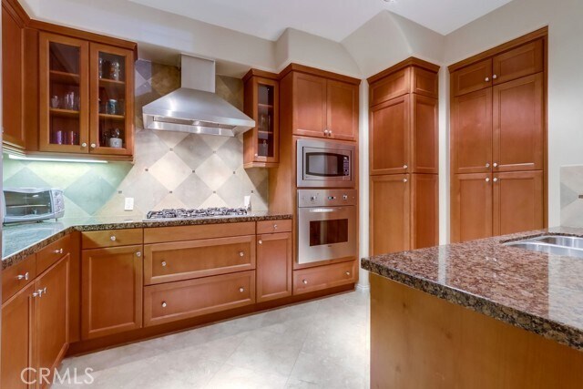 Building Photo - 11 Saraceno