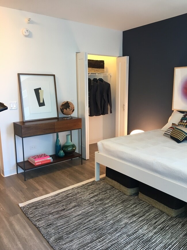 Building Photo - 637 N Wells St