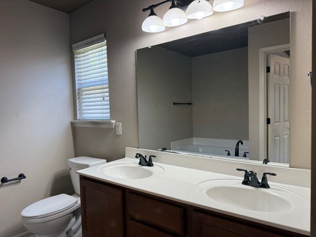 Building Photo - 15229 Skyline Dr