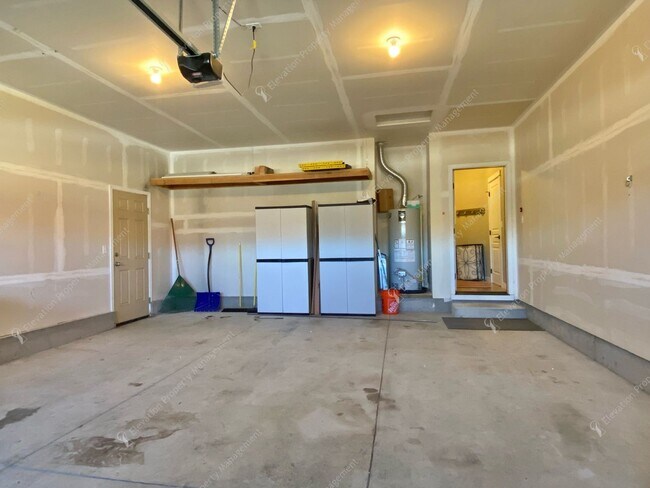 Building Photo - **UNFURNISHED**Beautiful Single-Level 3BR ...