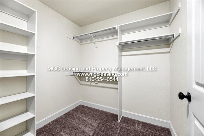 Building Photo - 2102 Hickoryleaf Ln