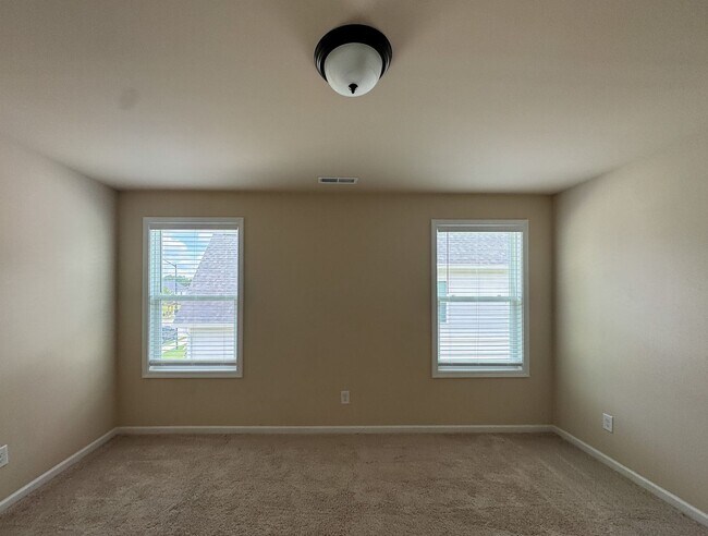 Building Photo - Stunning 5 Bed 4.5 Bath Fayetteville Home with Fenced Yard