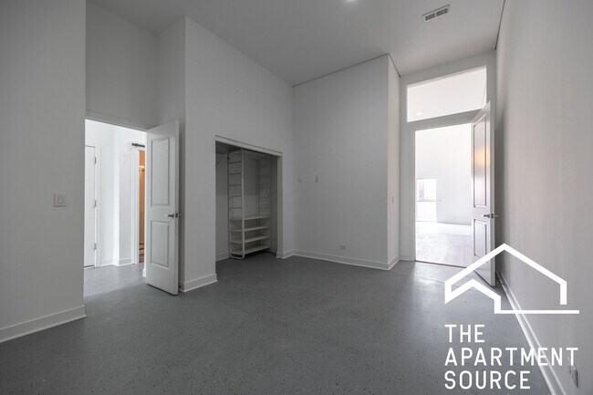 Building Photo - 1002 W Lake St