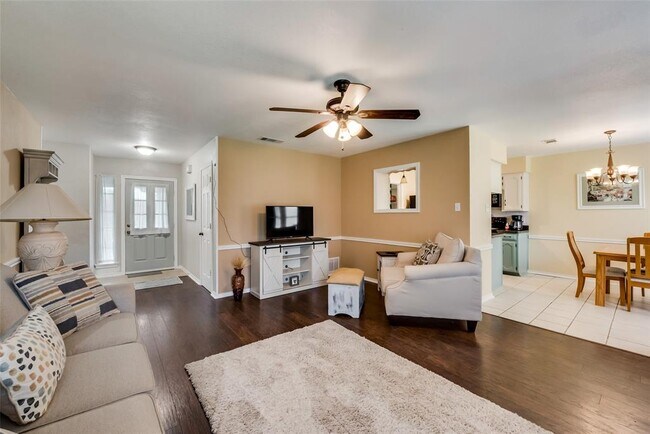 Building Photo - 617 Main St