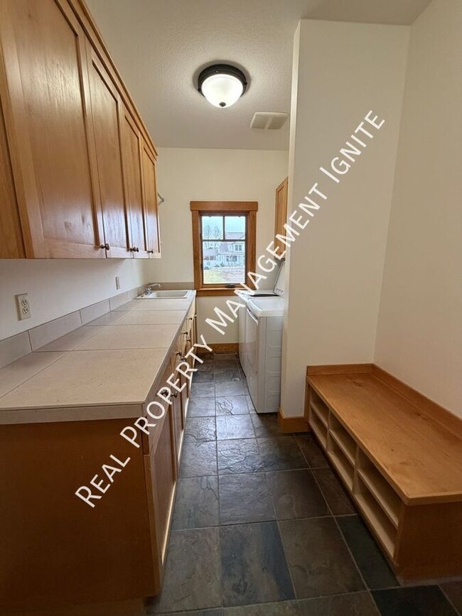 Building Photo - 453 S Pine St