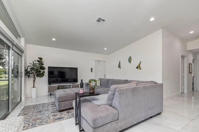 Building Photo - 518 Woodgate Cir