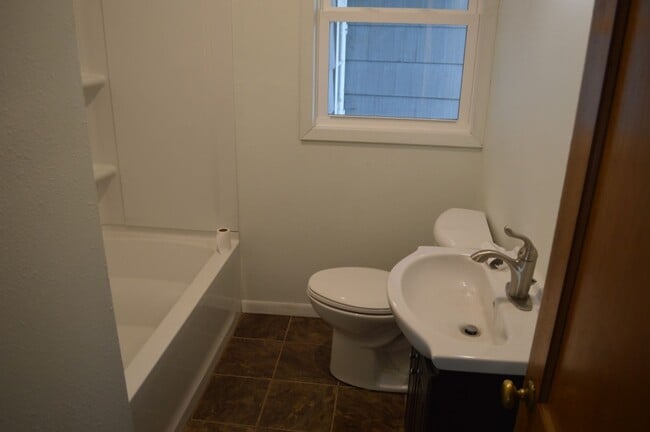 Building Photo - 3 Bedroom House