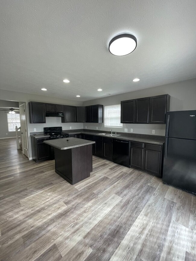 Building Photo - 3 Bedroom Single Family Home