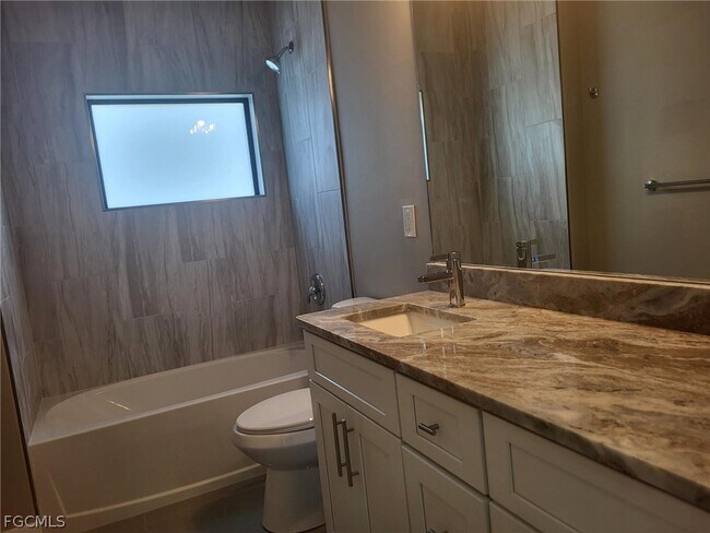 Building Photo - 654 NE 5th Pl