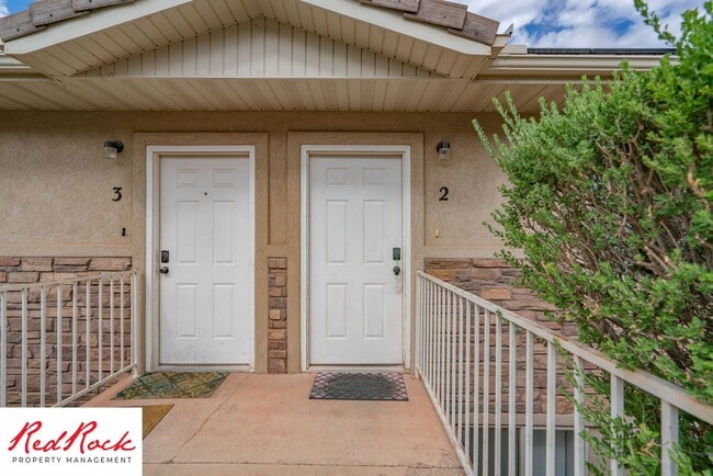 Building Photo - Spacious 3 Bedroom Townhome in Central St....