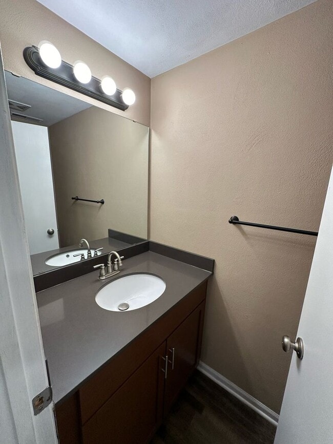 Building Photo - 2 Bedroom 1.5 Bath Spacious Townhome