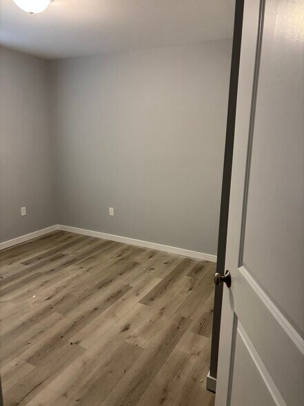 Bedroom 1 - 140 Gum St