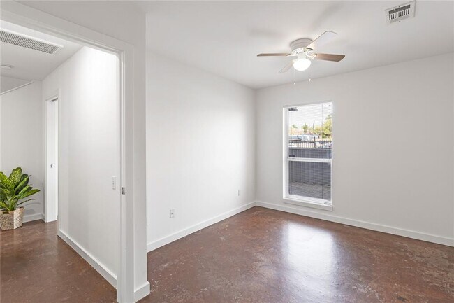 Building Photo - 823 Saulnier St