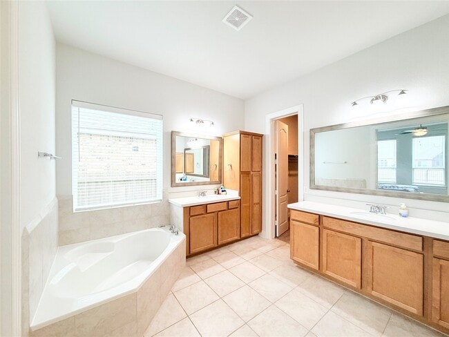 Building Photo - 6610 Lake Oasis Dr