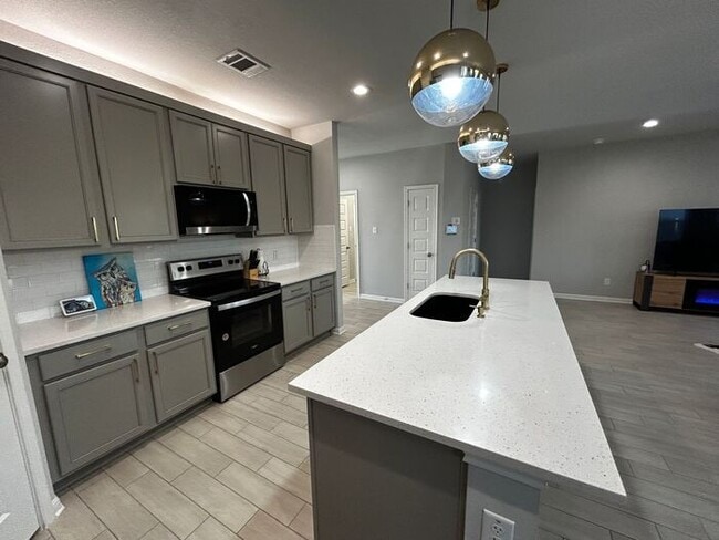 Building Photo - 3BR/2BA single-family home with fenced yard and attached garage in Jarrell, TX.