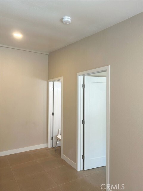 Building Photo - 628 W 59th Pl