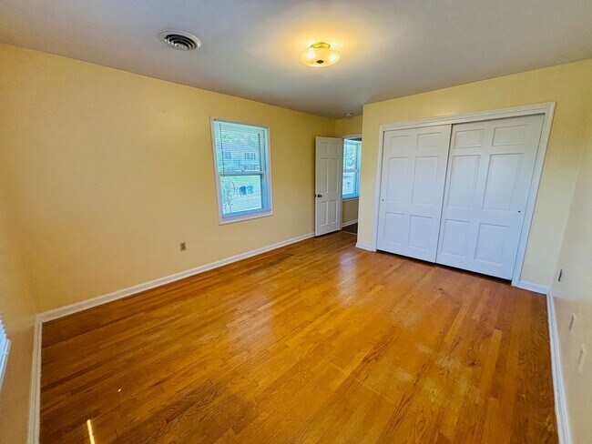 Building Photo - 405 Stonegate Dr
