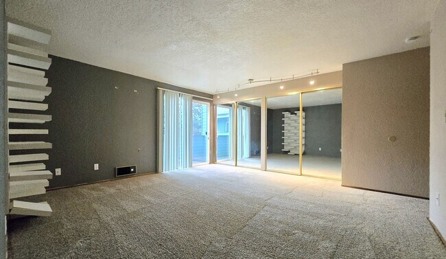 Building Photo - 2 Bedroom Home Available Now in Everett