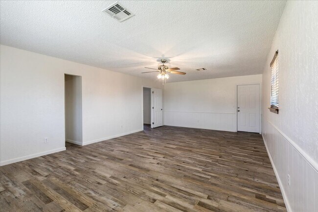 Building Photo - 2102 Canary Ave