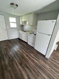Building Photo - 522 10th St W