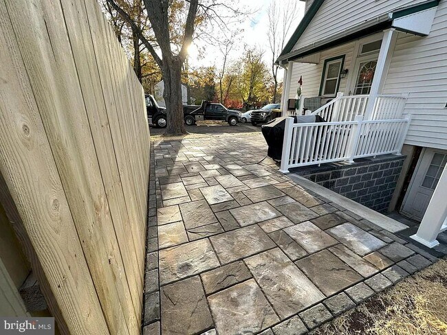 Building Photo - 2249 W Walnut St