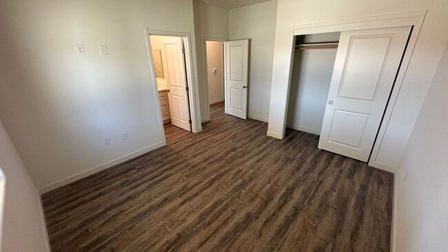 Building Photo - Coyote Run Duplexes 6000