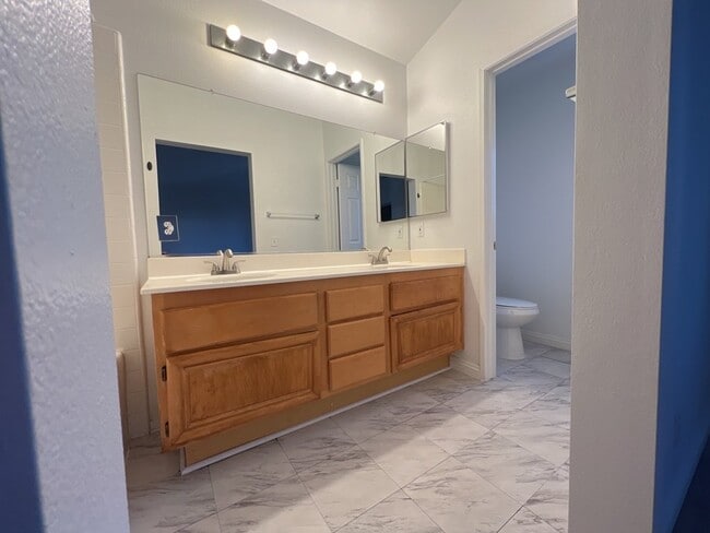 Building Photo - Charming 3 Bed, 3 Bath Home in Corona
