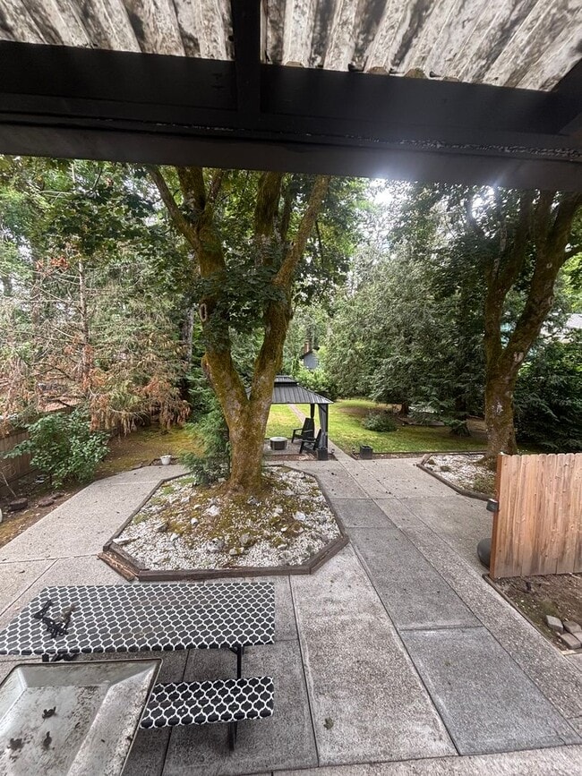 Building Photo - * DESIRABLE MILWAUKIE HOME!  A GARDENER'S ...
