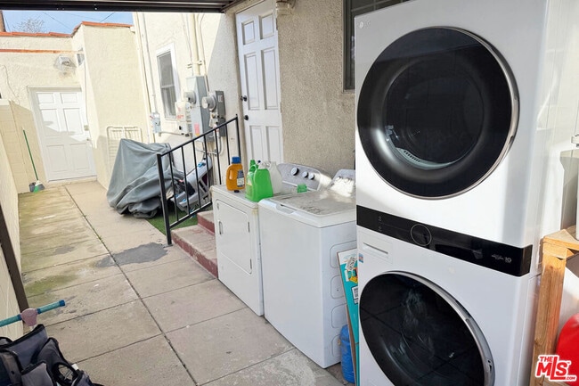 Building Photo - 1245 N Orchard Dr