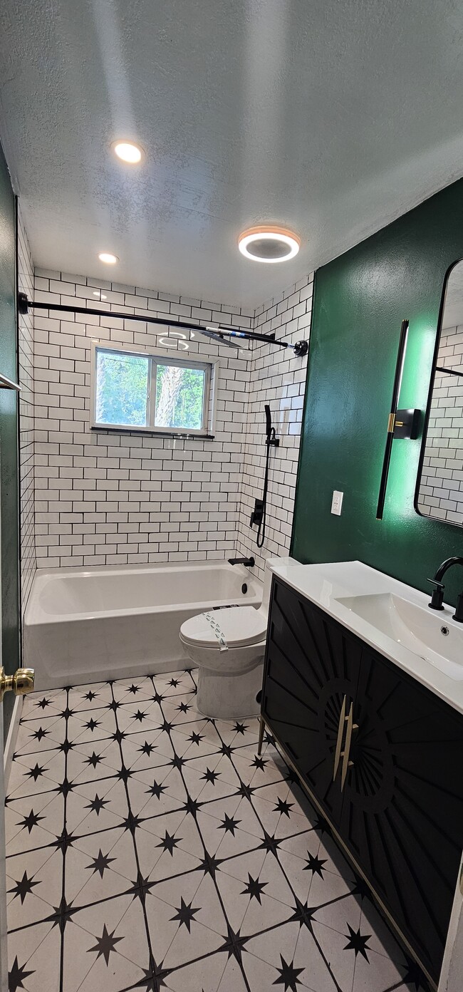 Building Photo - 370 Hunt Dr