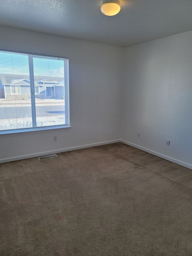 Building Photo - Cute 3 bedroom , 2 bath home on the Fernley Golf Course, $2000 a month, $2100 security deposit