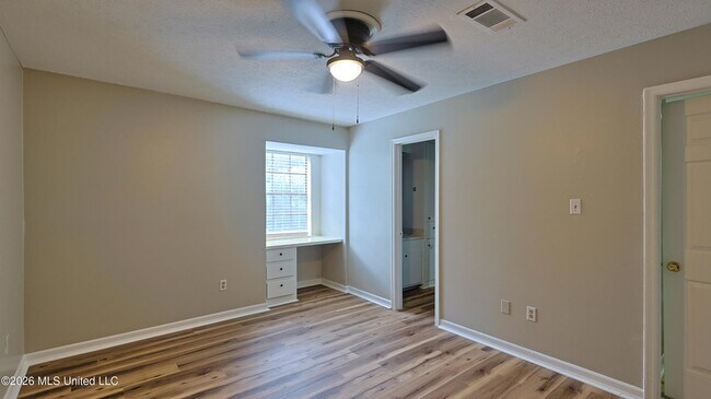 Building Photo - 1121 Woodfield Dr